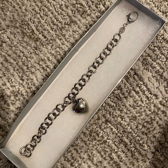 🦋 2/$20 Silver tone chain bracelet with heart charm - Picture 1 of 3